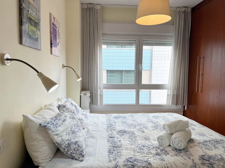 חדר חם ומואר, עם אווירה שלווה. שני ציורים בסגנון אנגלי מקשטים את הקיר, ומביאים מגע קלאסי ואלגנטי לחלל.