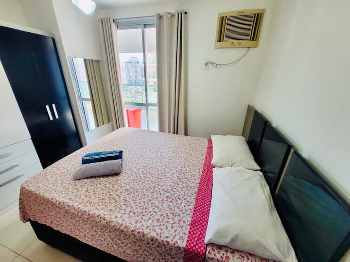 dormitorio con armario - ventilador - aire acondicionado - cama doble - puerta que conduce al balcón - así como el otro dormitorio con puerta . 