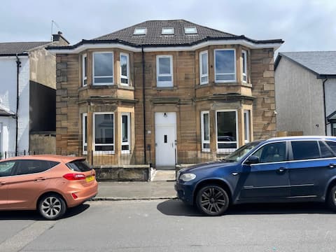 Top performing Airbnb: Elderpark Apartment 2 in Govan