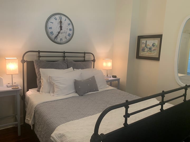 Krevat dopio "queen" në katin e poshtëm