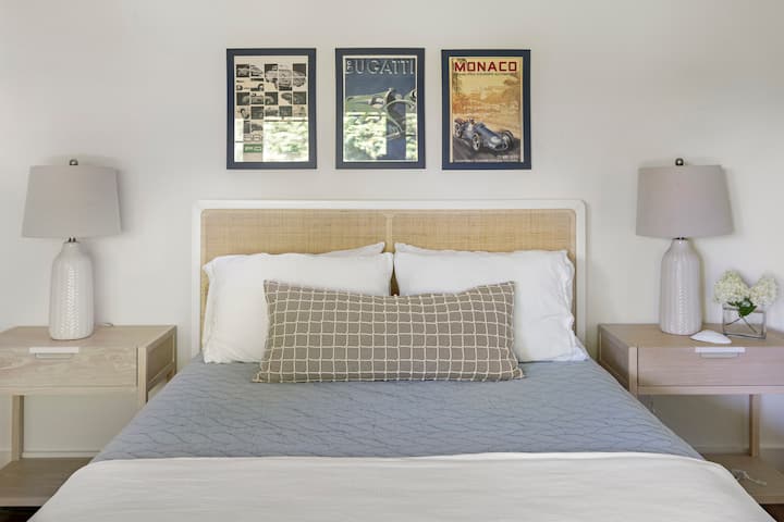 מיטת קווין בחדר הנוסף. 