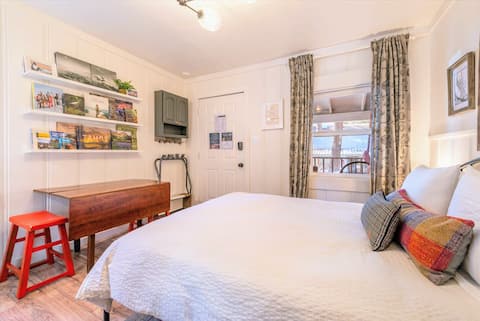 Popular Airbnb listing: Vintage Modern Cabin - 1 block from the Lake - A/C in Kings Beach