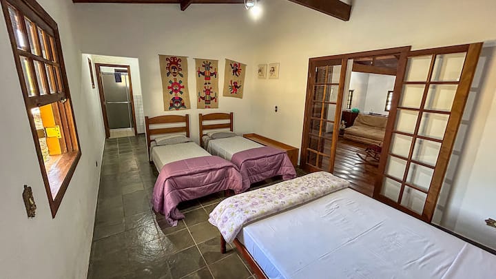Chumba cha 2
Kitanda 1 cha watu wawili na vitanda viwili vya mtu mmoja
Gaveteiro, sinki na bafu la chumbani
Dirisha linaloangalia bustani na mlango wa kuingia kupitia mlango wa kaunta