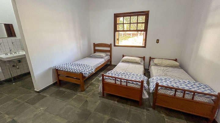 Chumba chenye vitanda 3 vya mtu mmoja
Dirisha la mwonekano wa bustani
Bafu la Kujitegemea