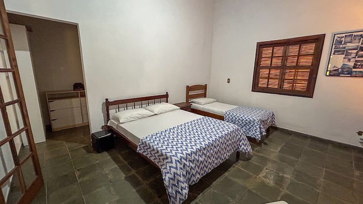 Kitanda 1 cha watu wawili na kitanda 1 cha mtu mmoja
Milango miwili: upande mmoja kando ya roshani ya nyumba na mmoja ndani ya nyumba
Sehemu kubwa, safi na tulivu