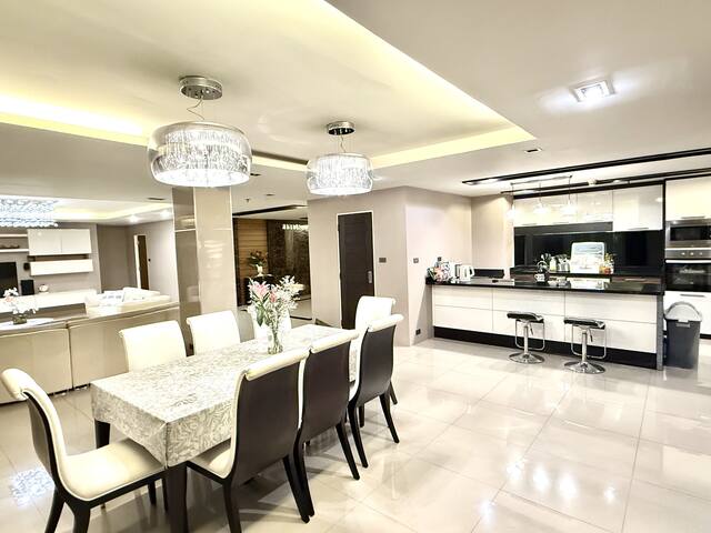 Spacious 5-BR 6-Bath Home by BTS On Nut, Sukhumvit gallery image 4
