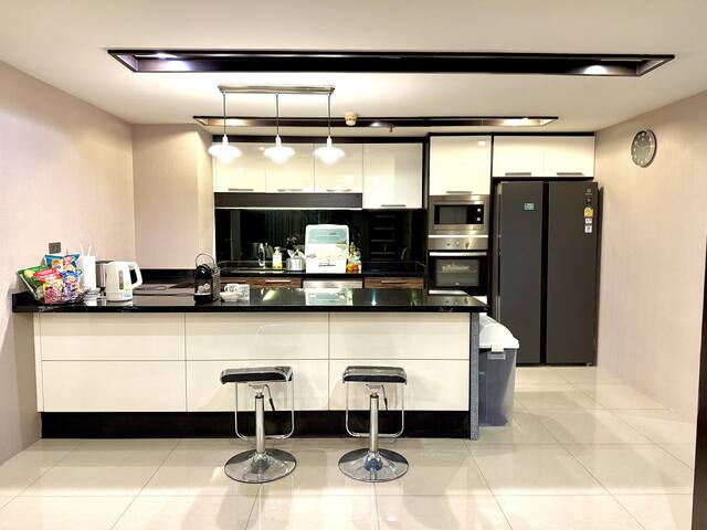 Spacious 5-BR 6-Bath Home by BTS On Nut, Sukhumvit gallery image 5