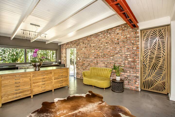 Spacious home with beautiful garden and views gallery image 4