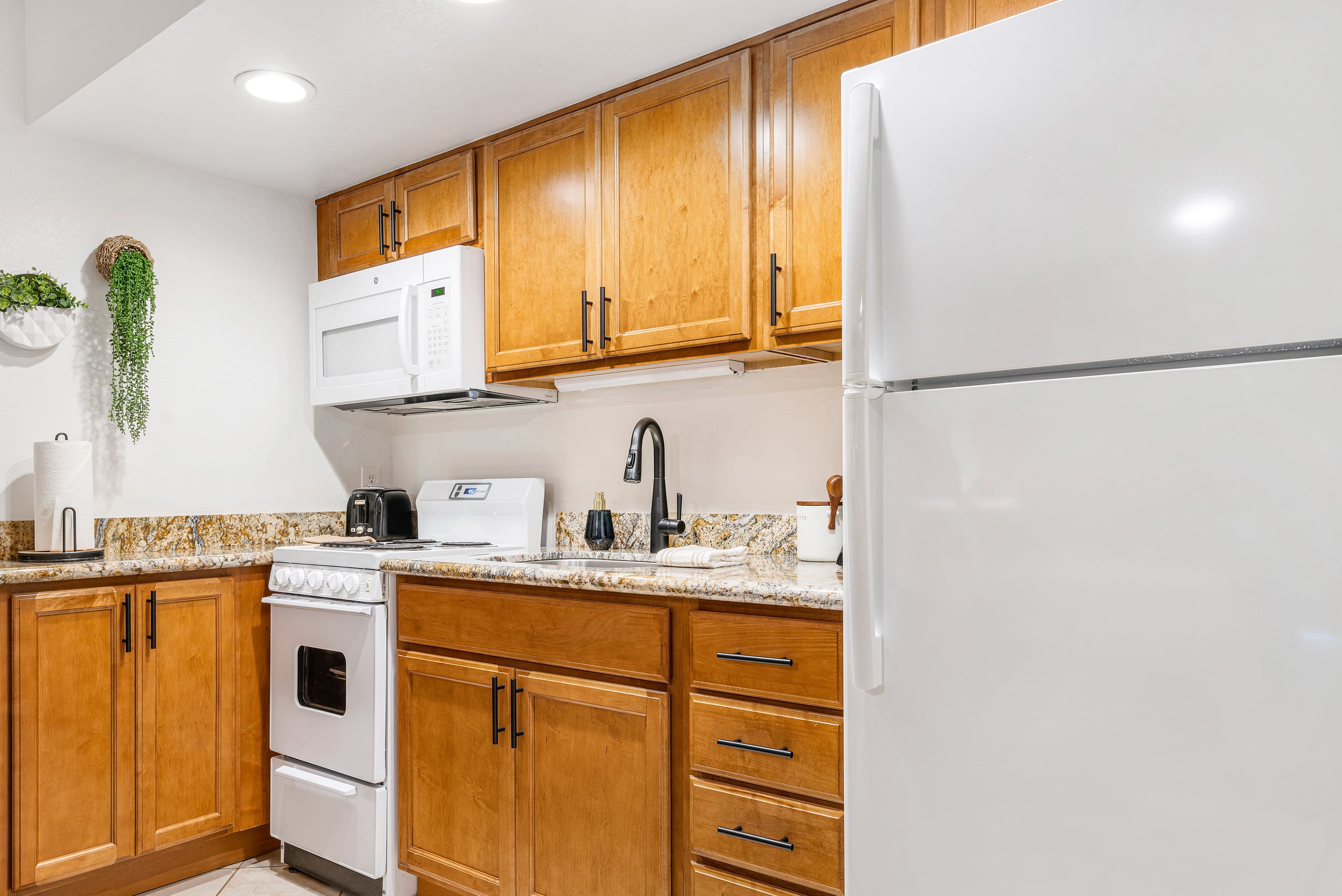Condo in Lahaina · ★4.93 · Studio · 2 beds · 1 bath - Image 5