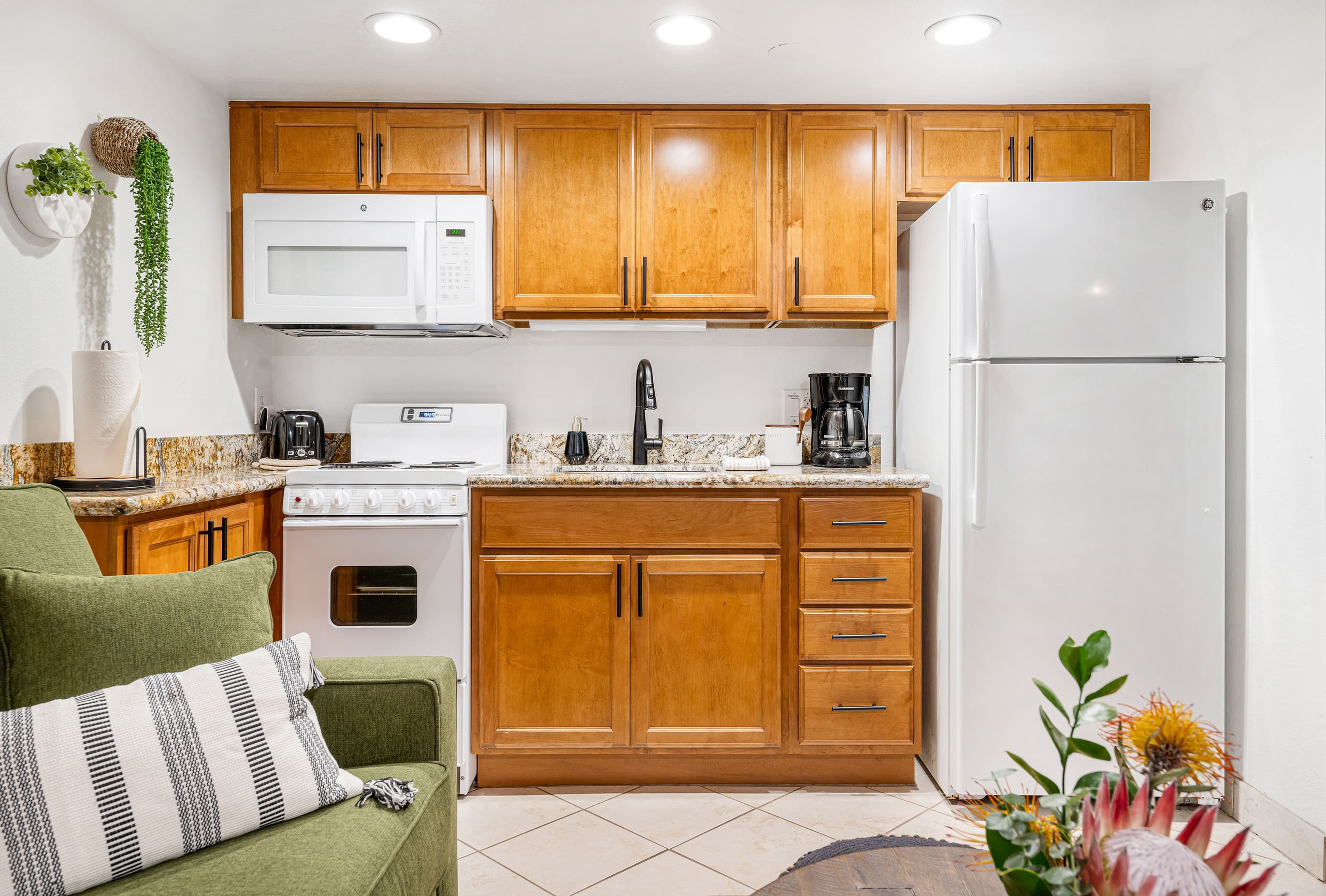 Condo in Lahaina · ★4.93 · Studio · 2 beds · 1 bath - Image 6
