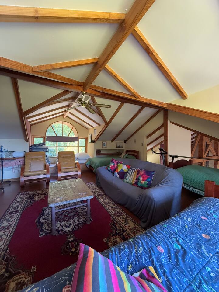 Luminosa  y amplia habitación ideal para niños y adolescentes con 3 camas, 1 cama plegable y un sillón. 