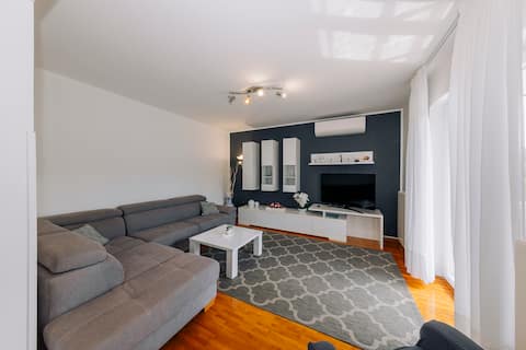 Successful Airbnb property: Spacious apartment by the sea (115m2) in Duga Luka