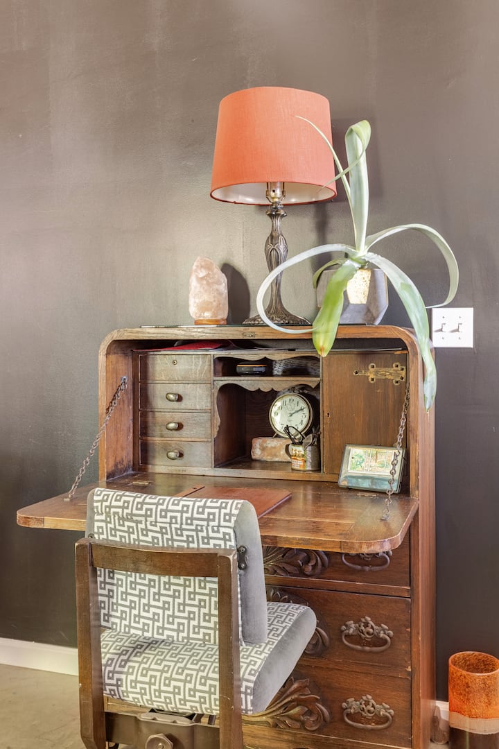 Si tienes que trabajar, el escritorio de roble macizo vintage te ofrece espacio.
