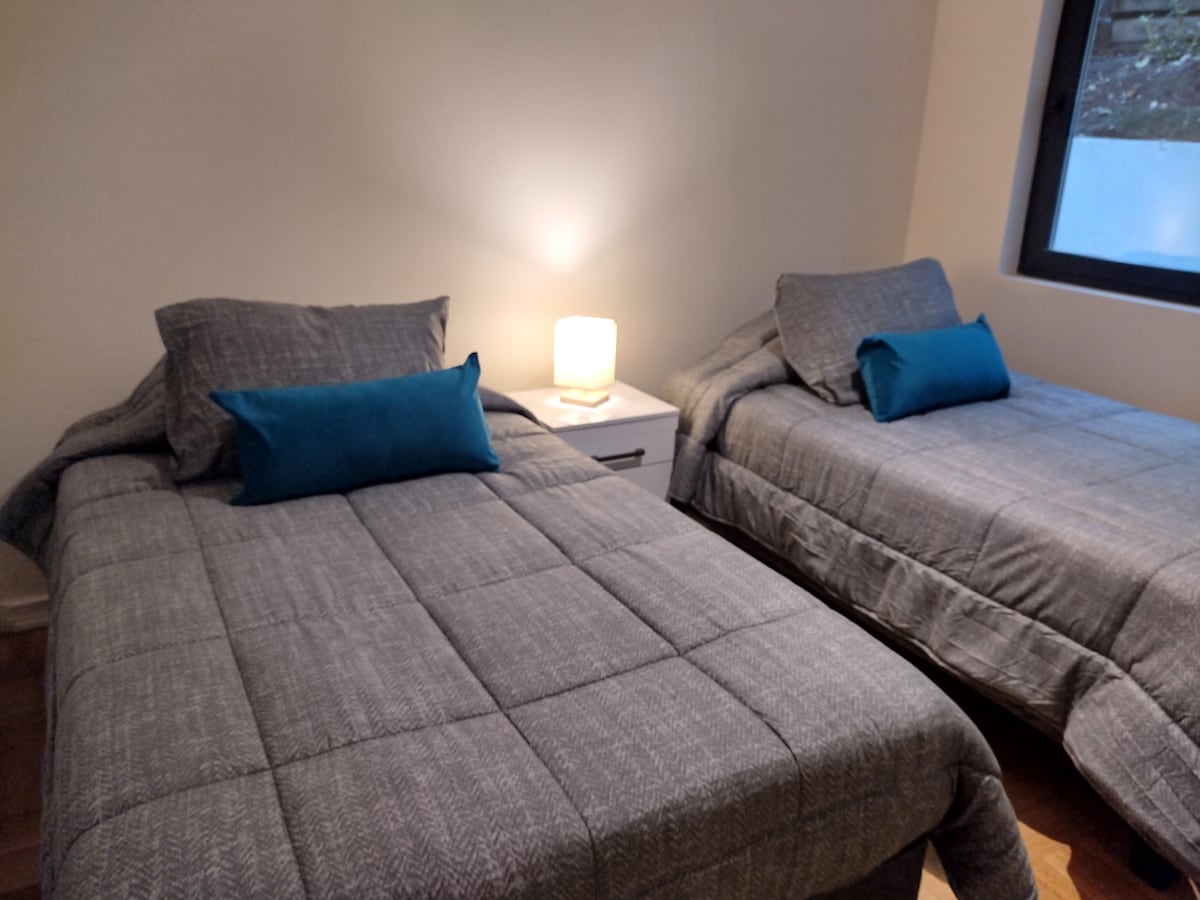 Vyhrievaná izba | Spálňa s kúrením

Dve 1,5-miestne lôžka (105 x 190 cm). Velador s lampou a kobercom.

Široká skriňa. Hliníkové automatické žalúzie (s diaľkovým ovládaním) pre dokonalý sen. Okno Thermopanel.