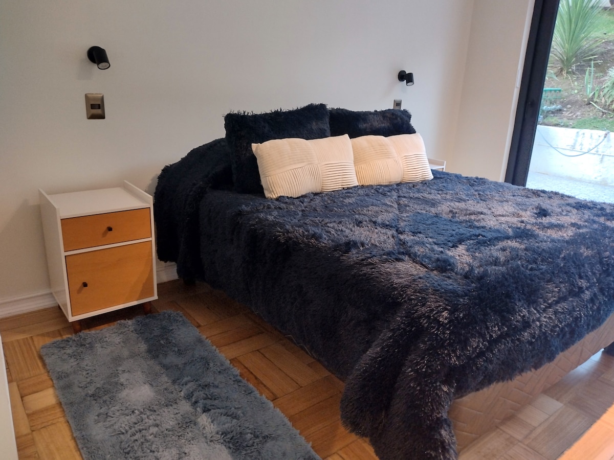 Dvojlôžková izba s vlastnou kúpeľňou, ústredným kúrením a inteligentným televízorom | Spálňa s manželskou posteľou a vlastnou kúpeľňou, ústredným kúrením a inteligentným televízorom.

Manželská posteľ (150 x 190 cm).

Široká skriňa. Hliníkové automatické žalúzie pre dokonalý sen.