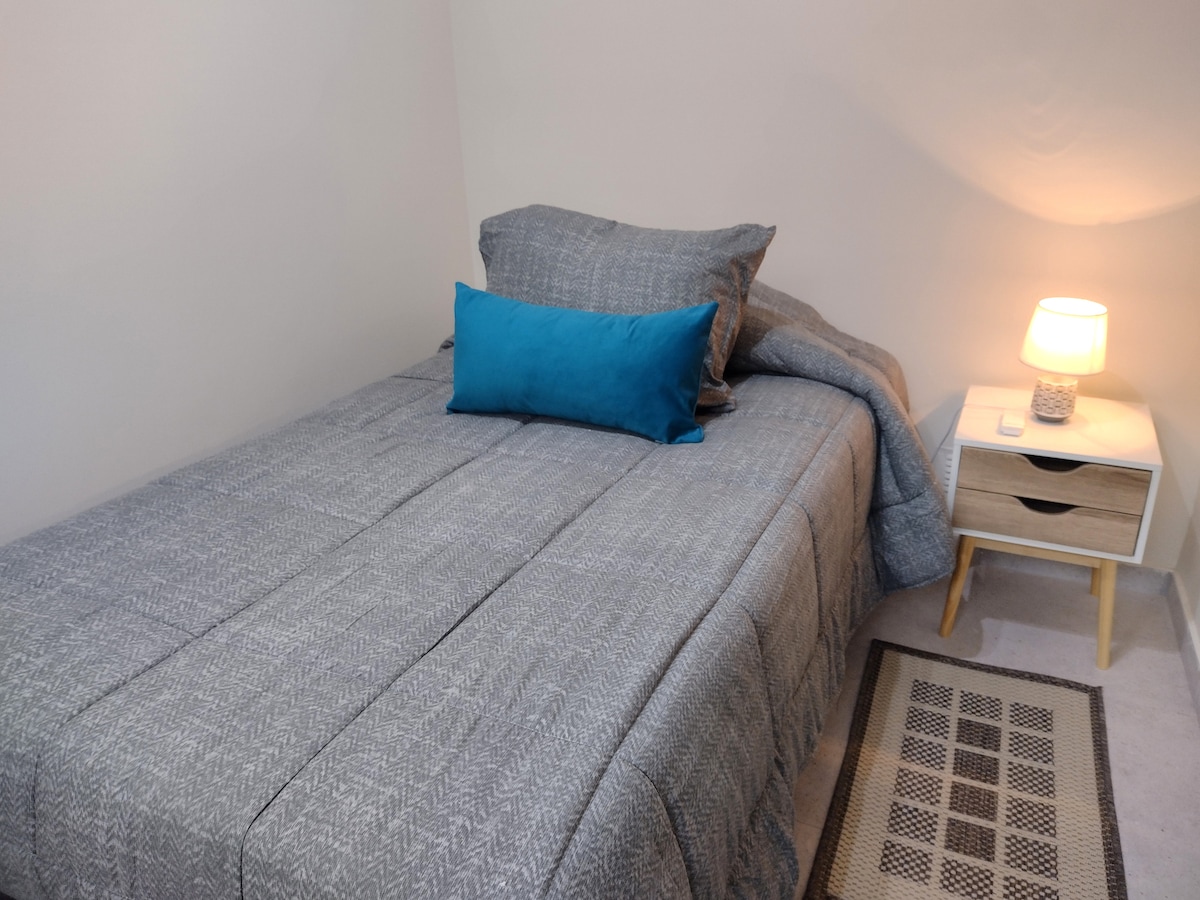 Technická miestnosť s ohrievačom.  Okno je orientované do vnútra budovy, ale má záves pre absolútne súkromie.

Posteľ 1,5 miesta (105 x 190 cm).

Široká skriňa. Automatické hliníkové okenice a termopanelové okno.