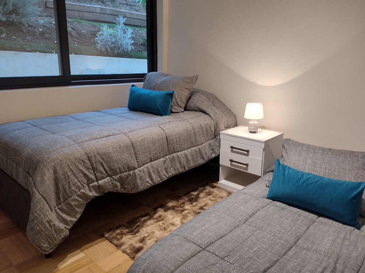 Vyhrievaná izba | Spálňa s kúrením.

Cama Diván s dvoma lôžkami s 1,5 sedadlami (105 x 200 cm). Velador y lamp. Koberec.

Široká skriňa. Hliníkové automatické žalúzie (s diaľkovým ovládaním) pre dokonalý sen. Okno Thermopanel.