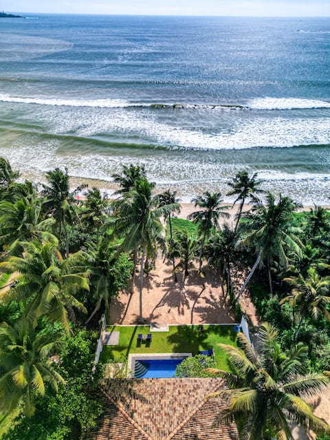 Absolute Beach Front Villa with Pool.