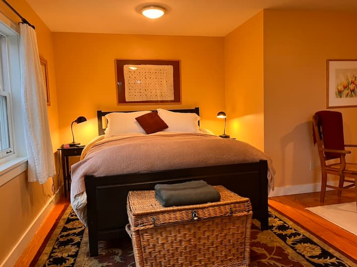 Cama tamaño queen con sábanas de calidad y almohadas hipoalergénicas.  Toda la ropa de cama se lava con jabón para lavar la ropa sin perfume.