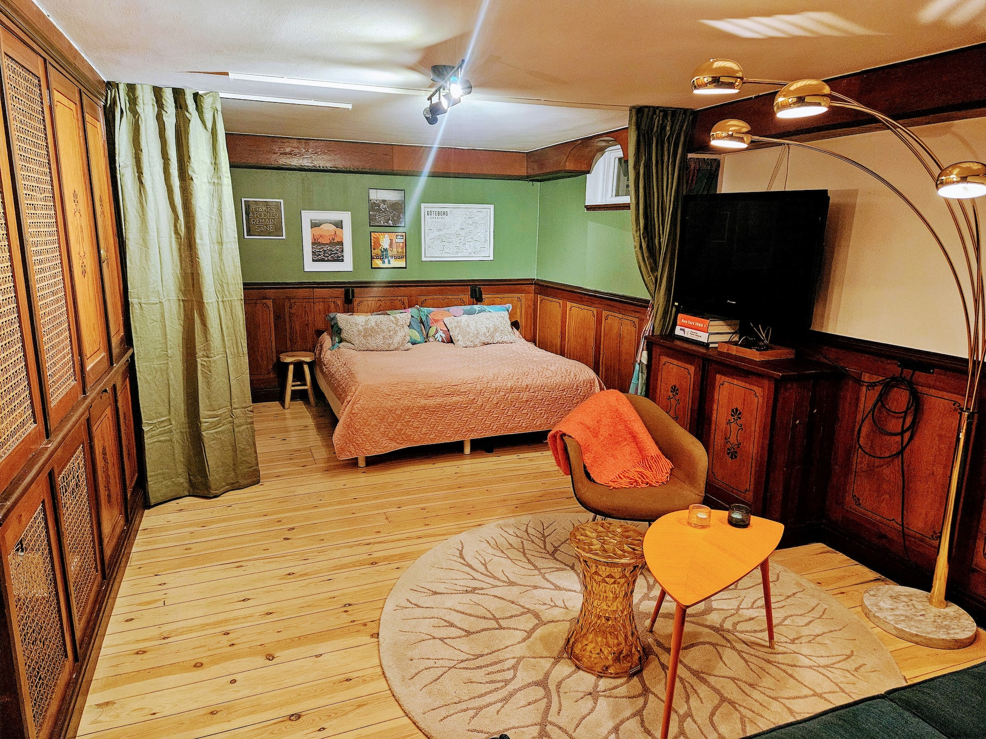 Basement apartment with free parking near the city