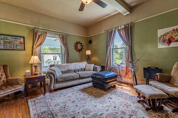 Smith House: Room 1, Town Center Walkable! - Fayetteville, WV