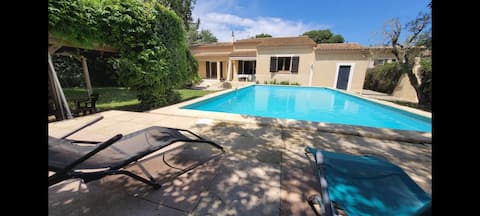 Provencal house 12p. 20 min. from the sea