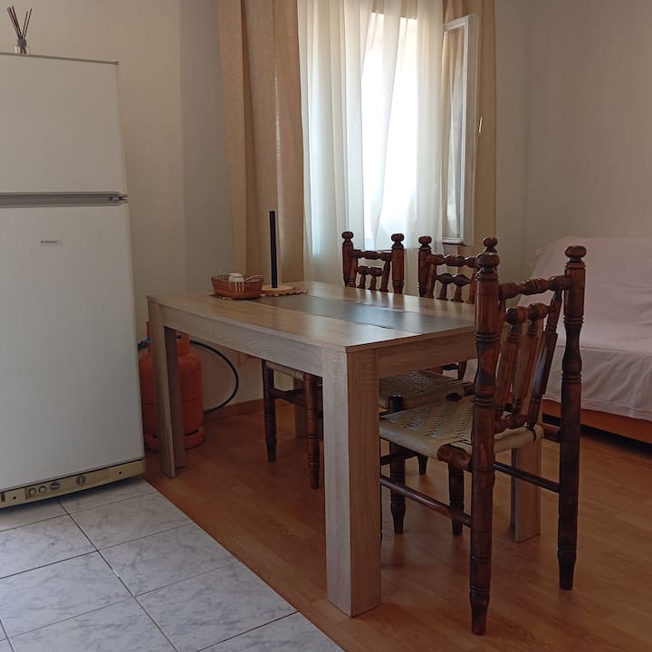 Obývacia izba s pohovkou a jedálenským stolom