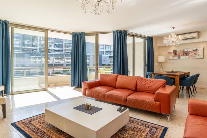 Royal V&A Waterfront 2 Bed 2.5 Bath Luxury gallery image 3