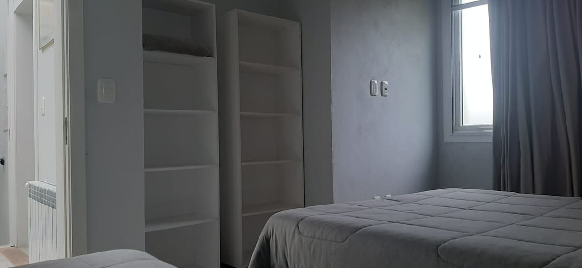 Спалня 3 - 1 двойно легло + 1 единично легло + 1 детско легло. Баня 2 отговаря на спалня 2 и спалня 3.