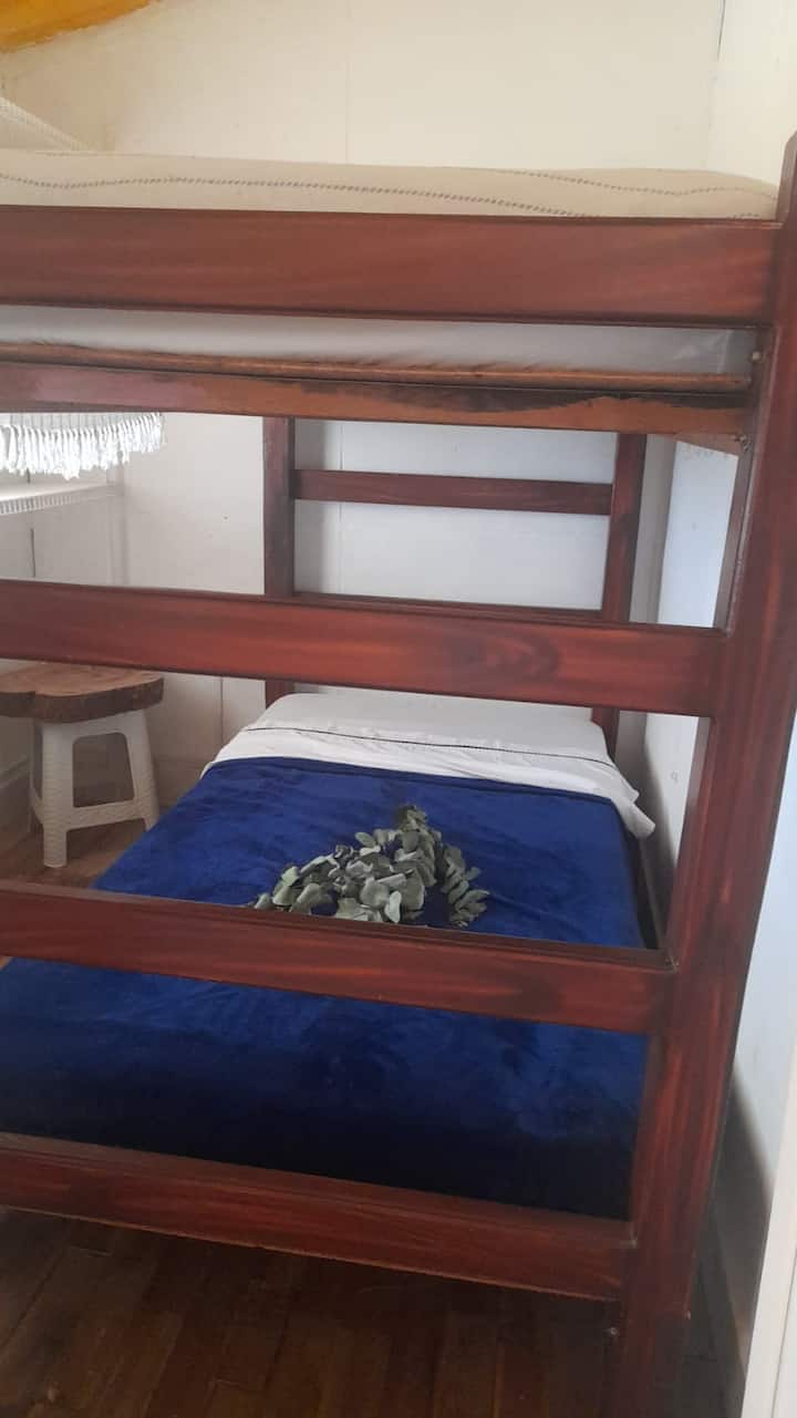 Chumba cha kwanza cha kulala chenye stateroom rahisi.