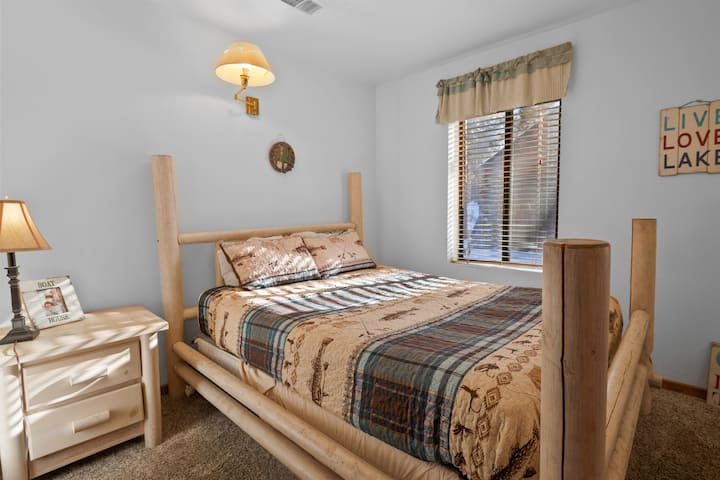 标准双人床位于主楼层。