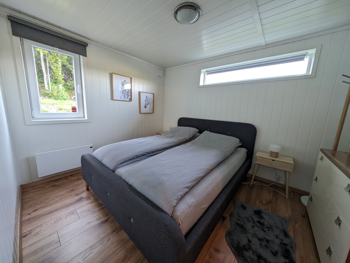 ¡El dormitorio más grande de la planta baja con cama tamaño king de 160 x 200 cm! 