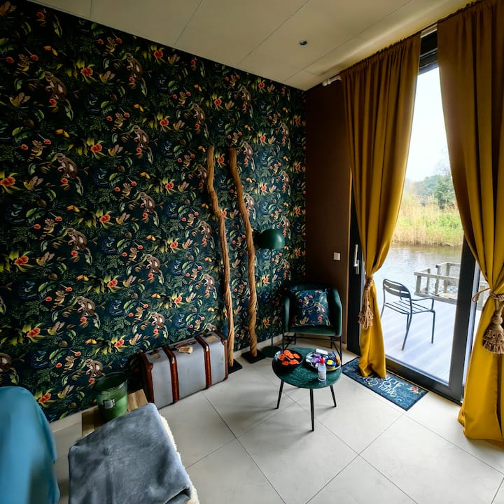 From this corner you can see how large the jetty is. You can also see the railing outside. Nice to have a drink on. 