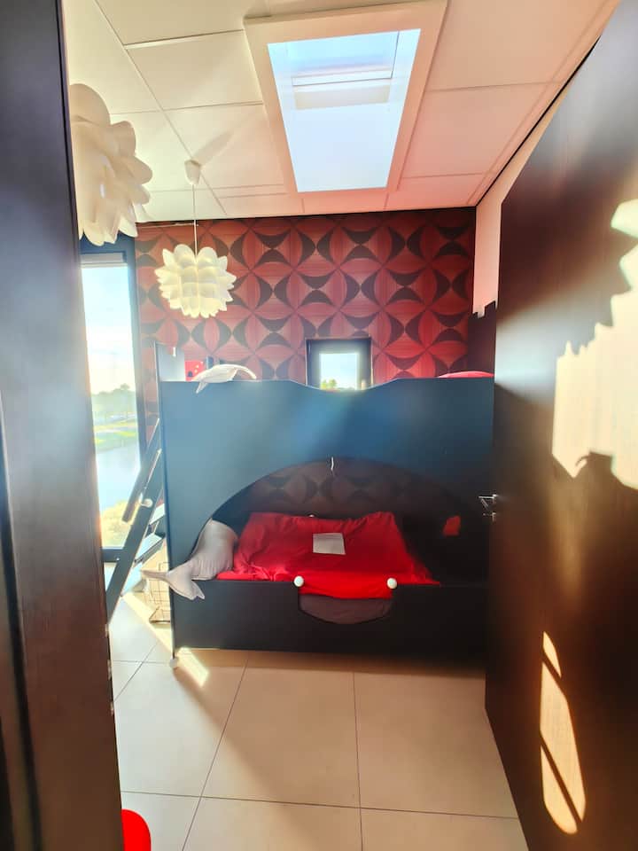 This room also has a wonderful view over the water and the garden. And the (star) sky. 