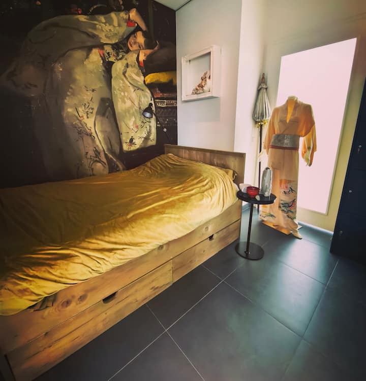One of the beautiful bedrooms on the ground floor, with the girl with Breitner's kimono on the wall,  fully furnished in Oriental style, with even authentic silk kimonos. Have you discovered the mini girl with the kimono on the wall? 