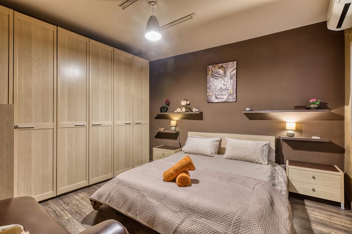 这是第一间卧室，温馨舒适，配有大衣柜和7天，这间卧室与主卫生间相连。