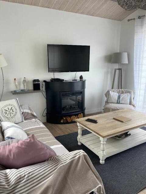 Top Airbnb: CHARMING RETAIL HOUSE with EVERY COMFORT in LA FLOTTE à La Flotte