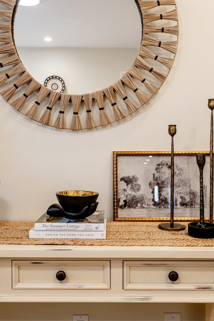 Minimalistické a organizované doplnky prispievajú k celkovému zemitému pocitu. 