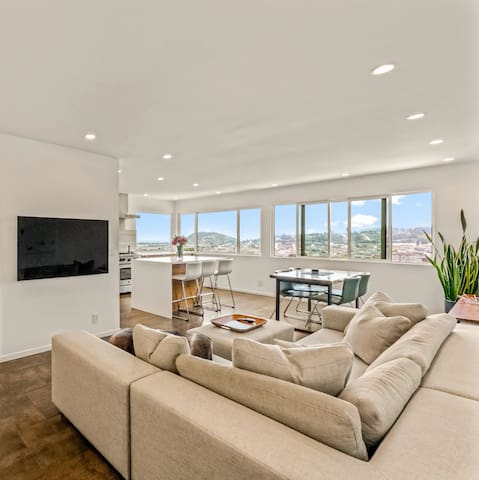 Private Modern House: Stunning Views & Backyard