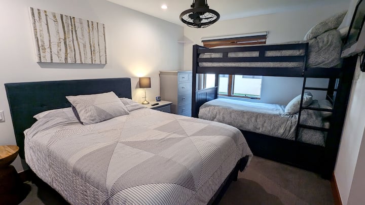 Beaver Creek West Condo #7 3rd bedroom with Queen B&B