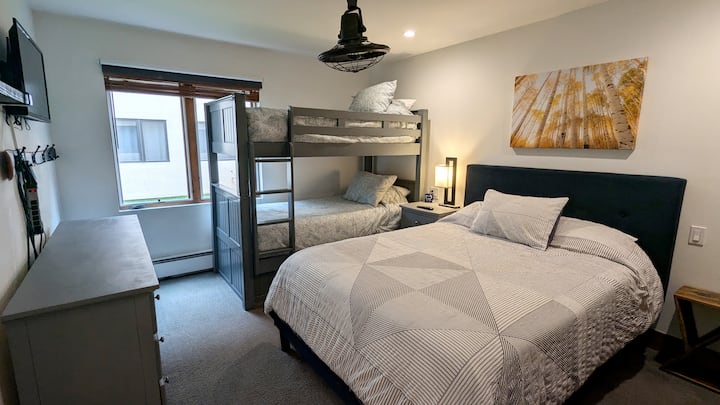 Beaver Creek West Condo #7 2nd bedroom with Queen B&B