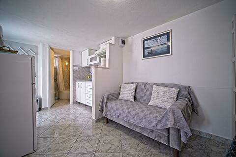Top Airbnb: Apartment by the sea 2 in Škrip