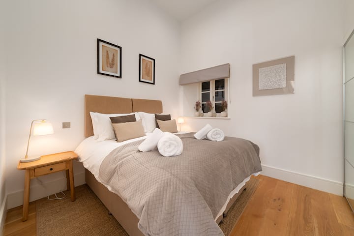 Descansa después de un día emocionante en Lynmouth en la cómoda cama tamaño king.