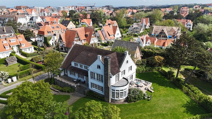 Villa La Potiniere, 100 m from the sea, De Haan, 30 people