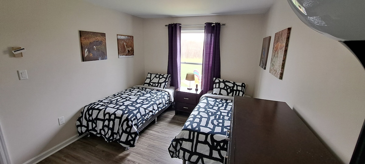 მე-3 საძინებელი მთავარ სართულზე ტბის ხედით (2 ტყუპი საწოლი)