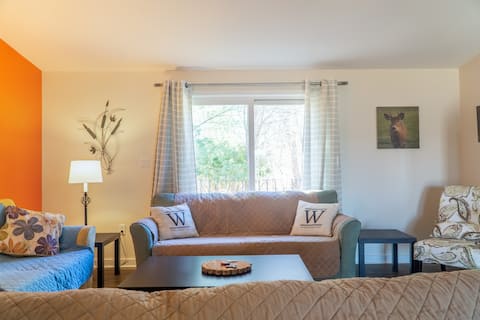 Top Airbnb: Escape to Tranquility at Whispering Woods Cottage in Dysart Et Al