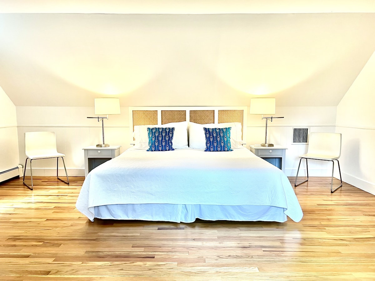 Prostrana glavna spavaća soba na drugom katu s bračnim krevetom, TV-om ravnog ekrana i nadsvođenim stropom