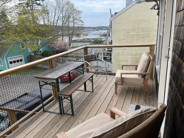 Sunny Downtown Apartment With Views Of The Harbor - Boothbay, ME