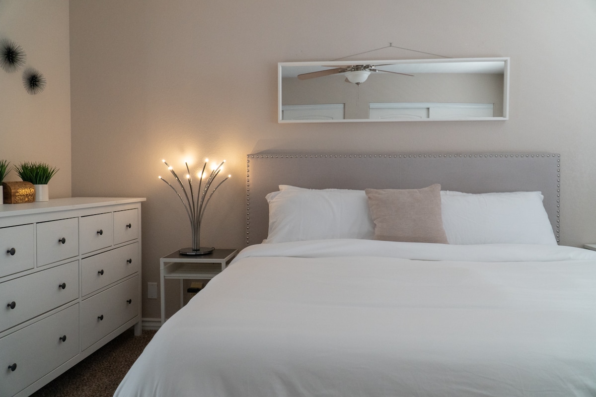 1号卧室：宽敞舒适。 舒适的加大双人床绿茶注入记忆泡沫床、舒适的枕头和凉爽的竹制粘胶床单。 遮光窗帘让您可以自由入睡。