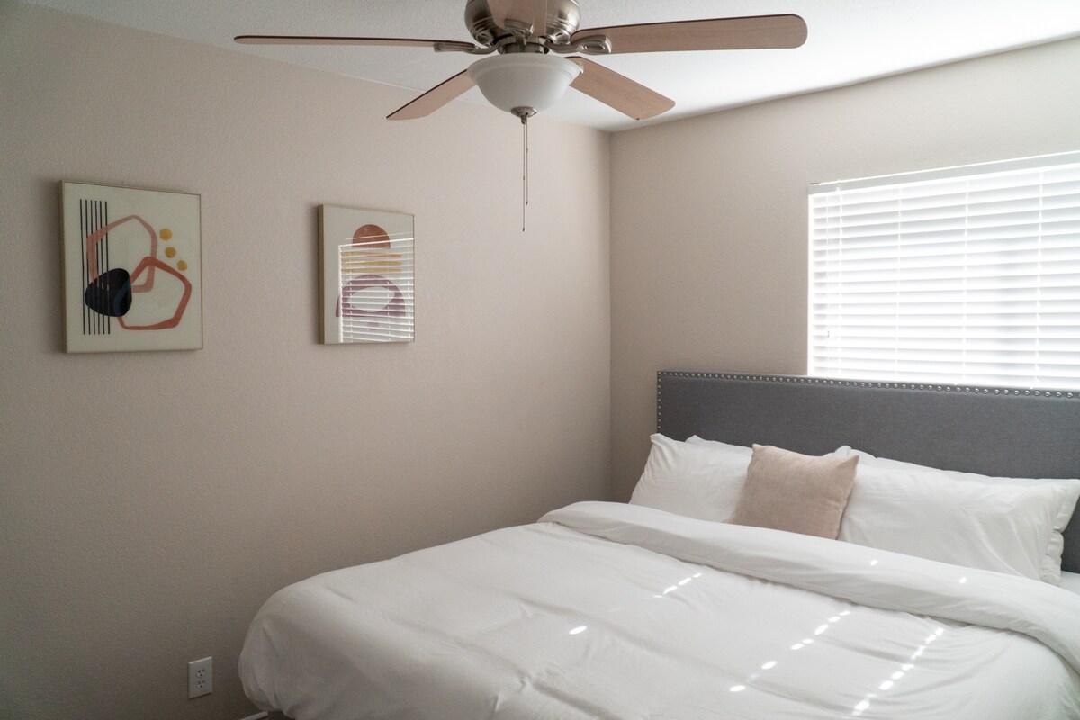 2号卧室：宽敞舒适。 舒适的加大双人床绿茶注入记忆泡沫床、舒适的枕头和凉爽的竹制粘胶床单。 遮光窗帘让您可以自由入睡。